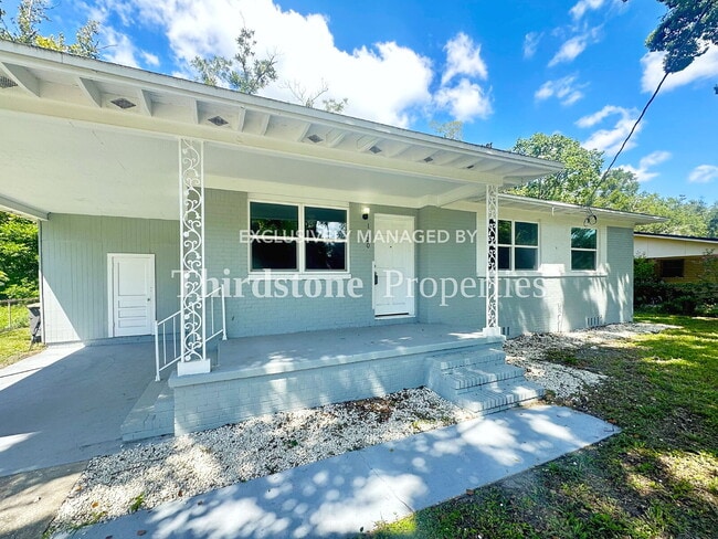 Building Photo - 1120 Skye Dr E