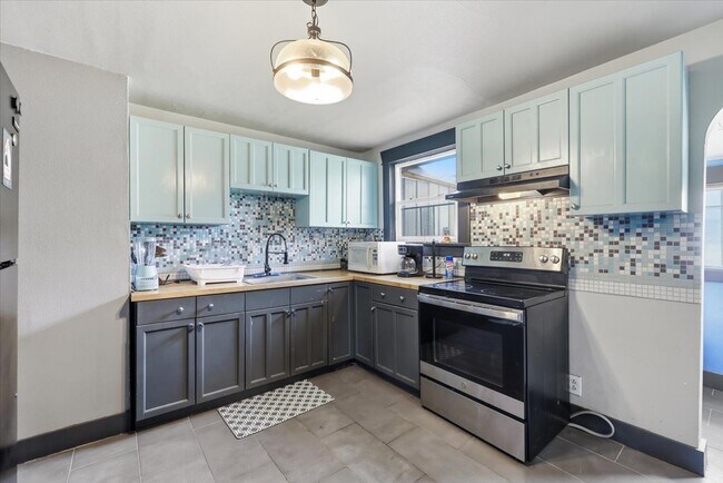 Newly remodeled kitchen - 420 W Shannon Ave