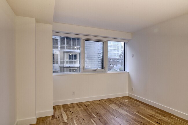 Building Photo - 3460 Rue Peel