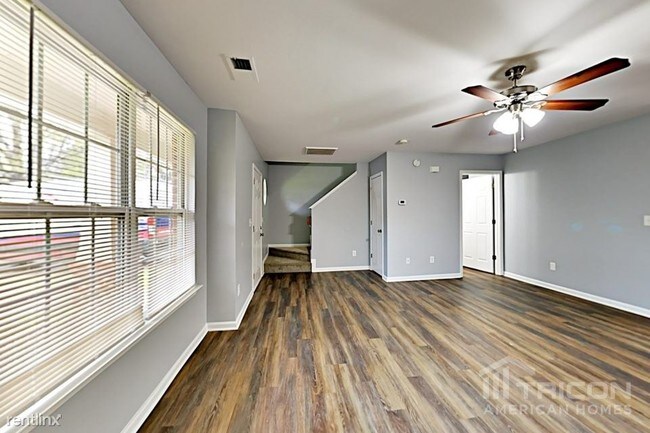 Foto del edificio - 1204 Thompson Ave