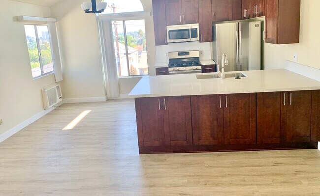 Kitchen/dining area - 4367 Camero Ave