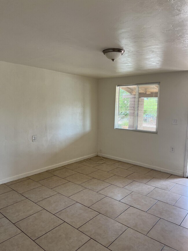 Building Photo - 375 W 33rd St