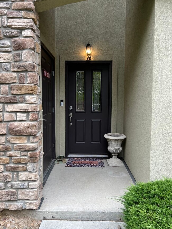 Building Photo - Beautiful 3 Bed/2 Bath Top Floor Condo in ...
