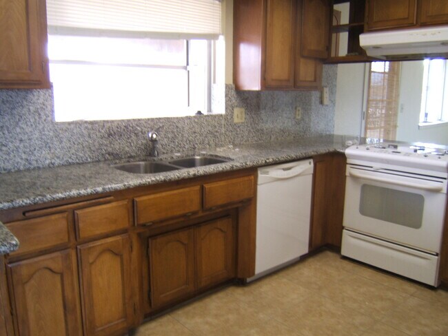 Foto del edificio - 3 BEDROOM, 2 BATH APPLE VALLEY HOME IN QUI...