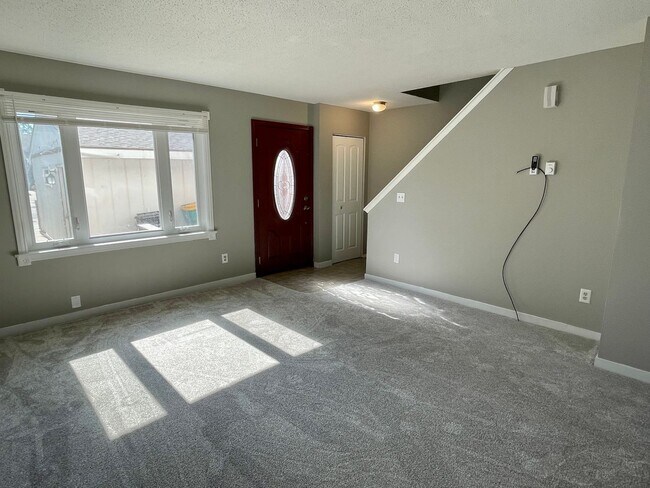 Building Photo - 3 bed, 1 bath townhome - Move in Incentive!!!
