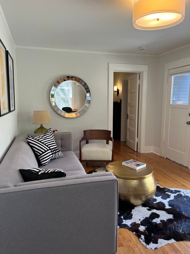 Building Photo - 7022 De Longpre Ave