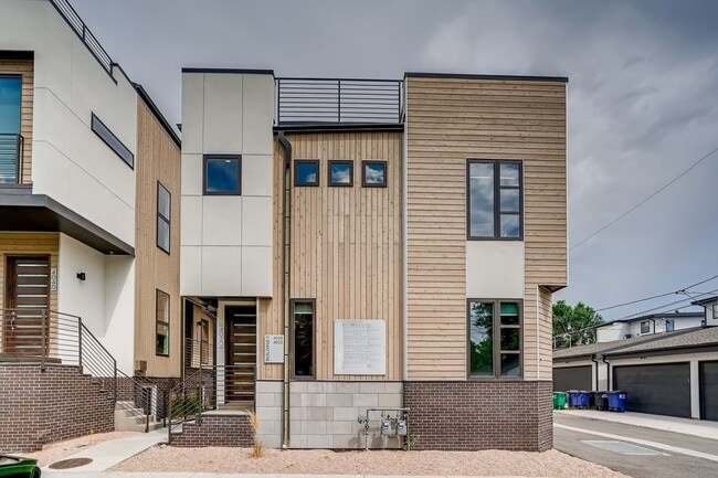 Building Photo - 3 Bedroom Townhome for Lease!