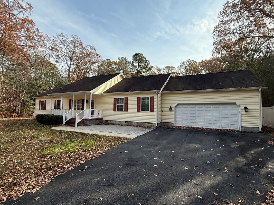 Foto principal - Beautiful 3-Bedroom Single Family Home on Private Lot- Millsboro, DE