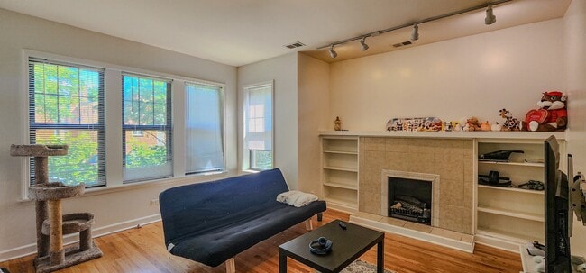 Building Photo - 832 Seward St