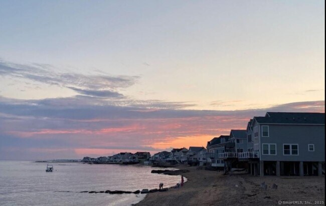 Foto del edificio - 210D Cosey Beach Ave