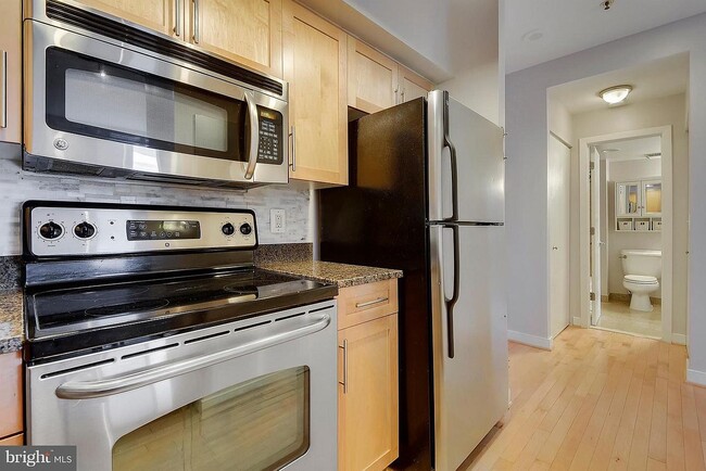 Kitchen (appliances) - 7500 Woodmont Ave