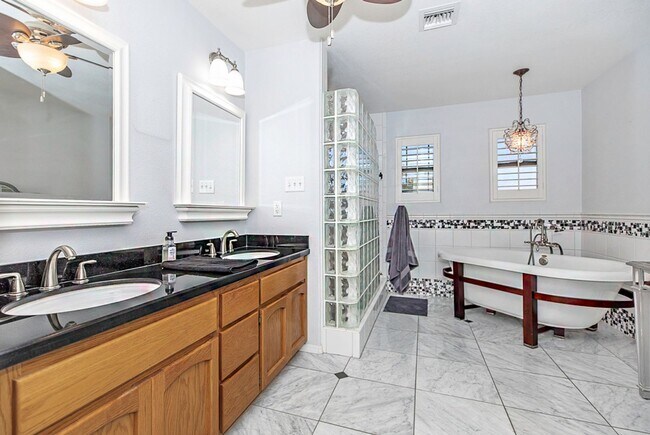 Foto del edificio - Luxury Townhome in Gated Community - $500 ...