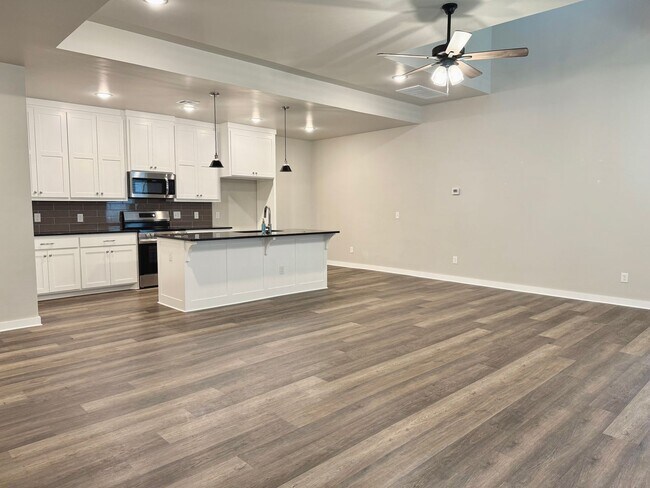Building Photo - Large 2 Bed, 2 Bath in Beautiful Well-Main...