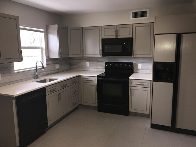 Foto del edificio - 142 SW 8th Ave