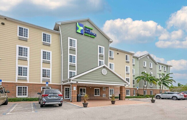 Building Photo - Furnished Studio-Lake Worth