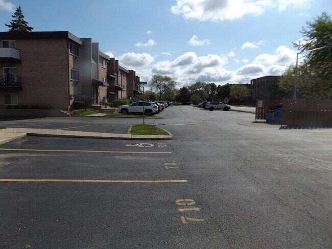 Building Photo - 710 W Huntington Commons Rd