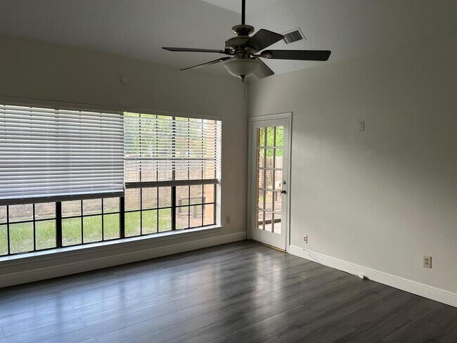 Building Photo - 6990 Oakwood Park