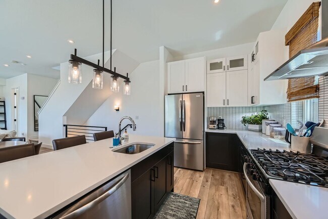 Foto del edificio - GORGEOUS NEWLY BUILT TOWNHOME IN THE HEART...