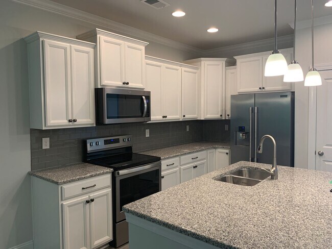 Building Photo - 4 Bedroom, 2.5 Bath, Pet Friendly Town Hom...