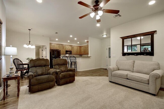 Foto del edificio - 2251 Hazelwood Dr