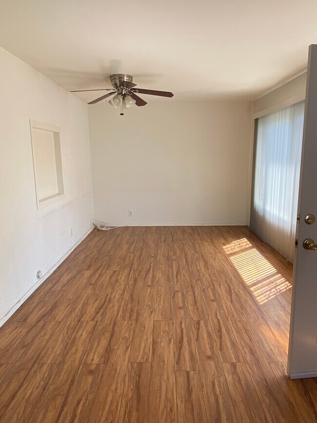 Living room - 1275 S Dunsmuir Ave