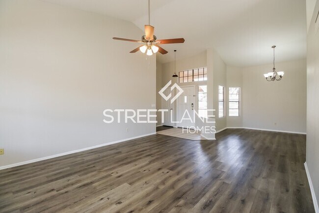 Foto del edificio - REDUCED! - Spacious 3 bedroom POOL home in...