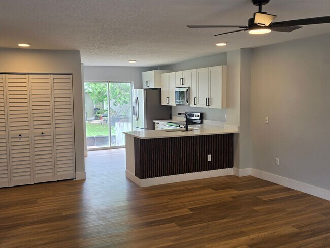 Foto del edificio - FOR RENT!! RECENTLY RENOVATED 2 BEDROOM 2 BATH CONDO (FIRST FLOOR)...