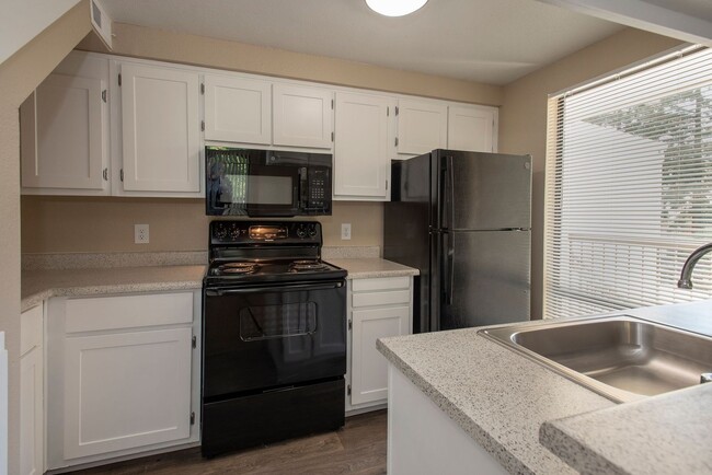 Kitchen - Huntcliffe Apartments