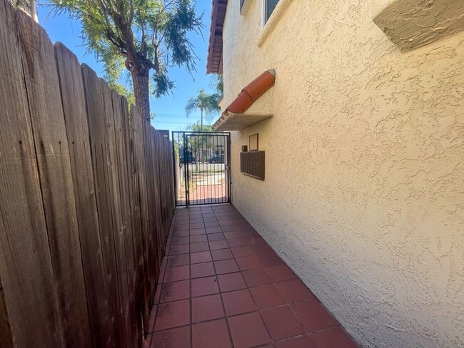 Foto del edificio - University Heights Ground Level with enclosed patio