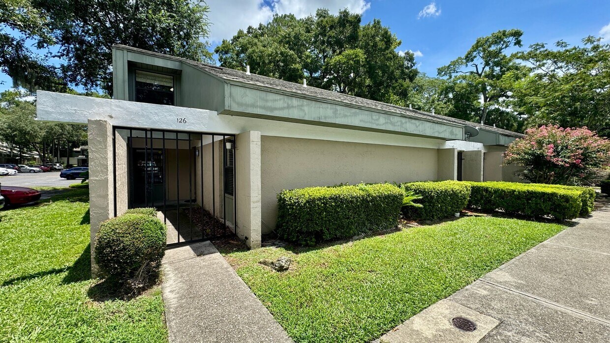 Foto principal - Move In Ready Condo in Woodside Villas