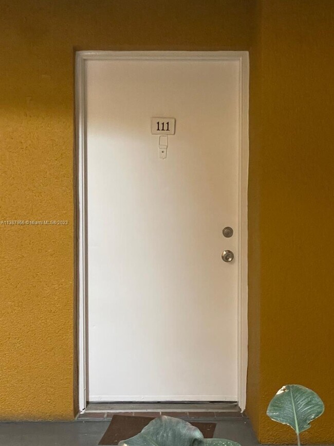 Foto del edificio - 9735 Fontainebleau Blvd