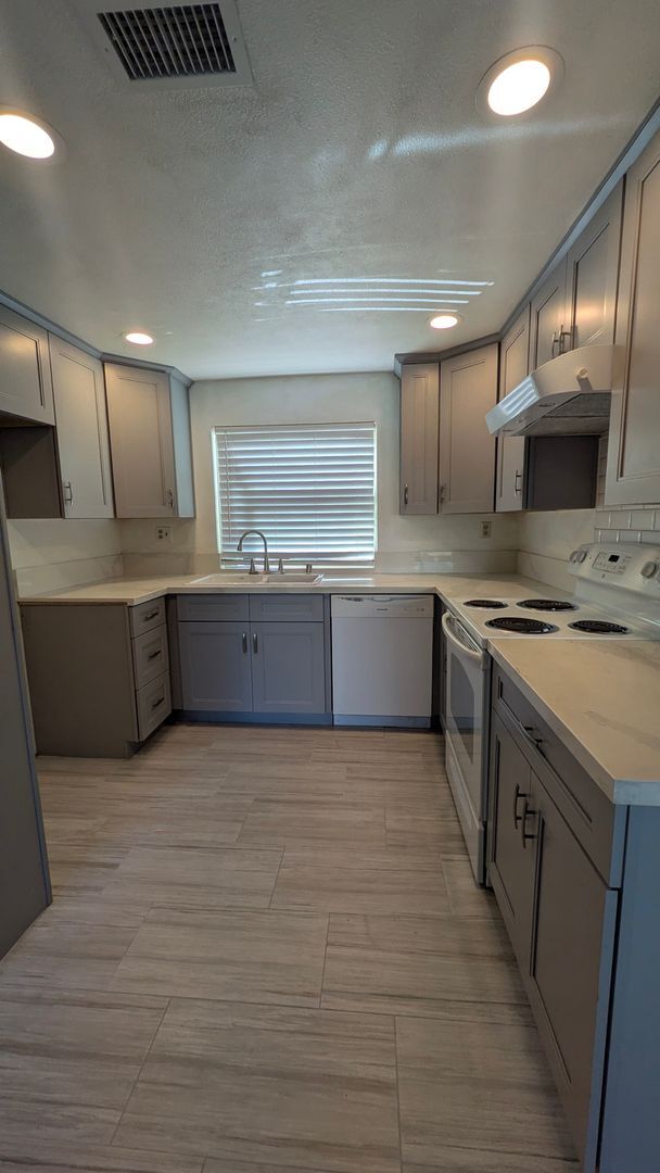 Building Photo - Cute two bedroom condo