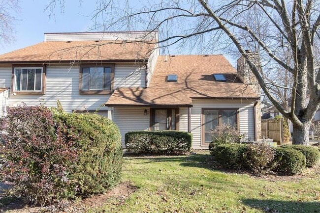 Building Photo - 2 Bed Condo Nearly 1300 square feet in cha...