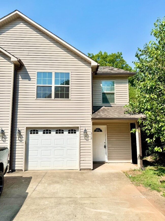 Building Photo - 318 Zach Dr