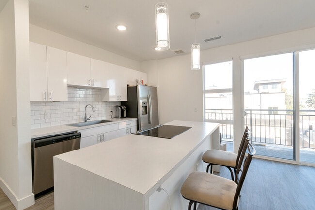 Foto del edificio - Modern Condo in Englewood with a view!