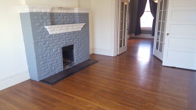 Building Photo - Lovely apartment with three bedrooms plus....