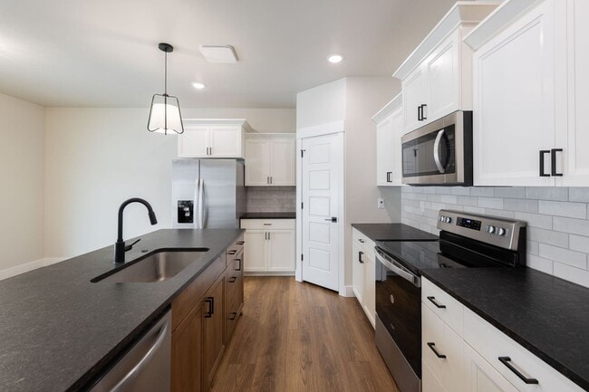 Building Photo - BEAUTIFUL 3 Bed 2 Bath Twin home in Sugar city!