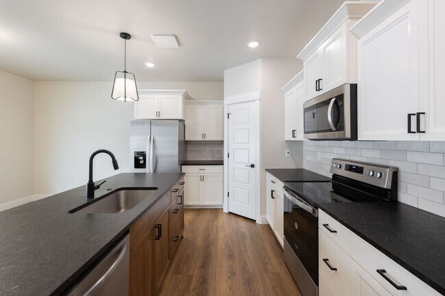 Foto del edificio - BEAUTIFUL 3 Bed 2 Bath Twin home in Sugar city!