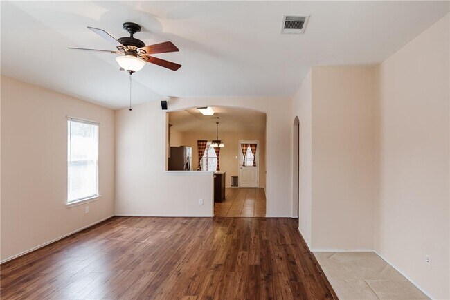 Building Photo - 112 Hunters Dr