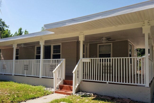 Building Photo - Charming 2 Bedroom/ 1 Bathroom Home with D...