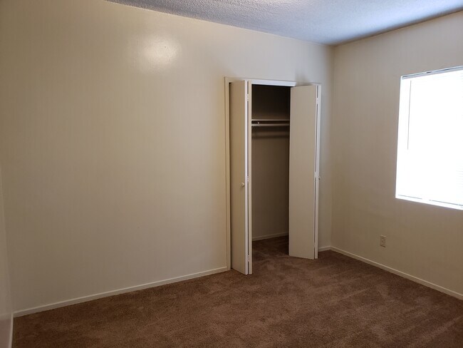 Dormitorio - 327 W Carson St