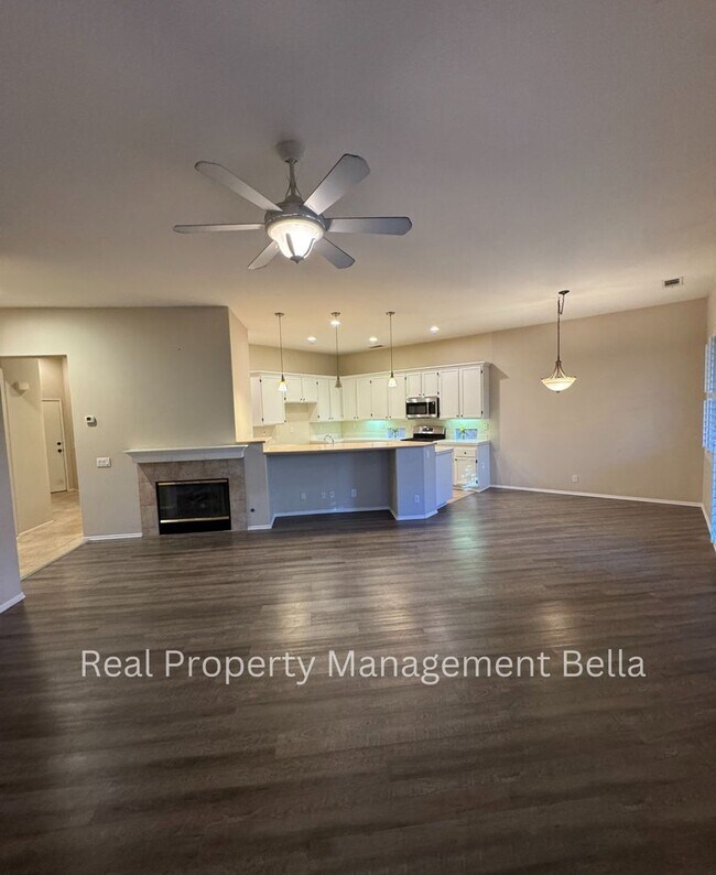 Foto del edificio - Charming 3-Bedroom Home with Open Floor Plan and Covered Patio