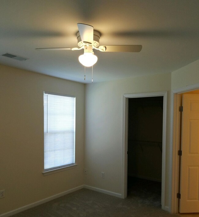 Building Photo - 3 BR/4 BA Townhome - Vineland - Kings Cros...