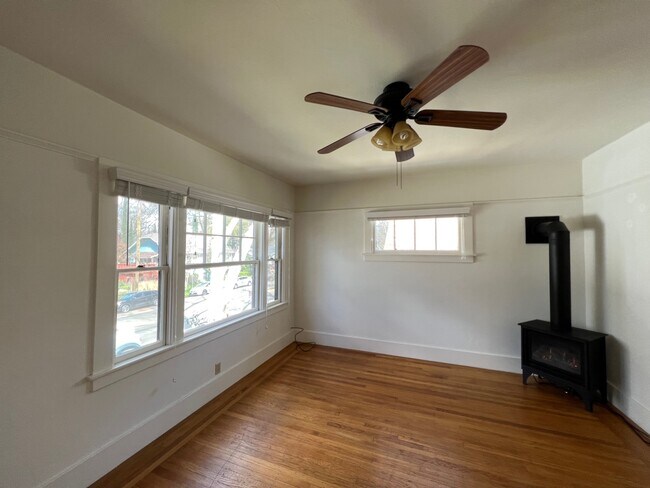 Building Photo - 415 28th St