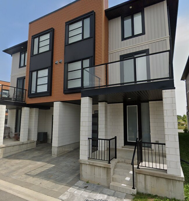 Photo du bâtiment - Gorgeous 3 Bedroom in Hyde Park * Garage *Main floor office * Avail July 1st. $2695+