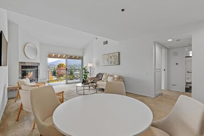 Building Photo - 1560 Circa Del Lago