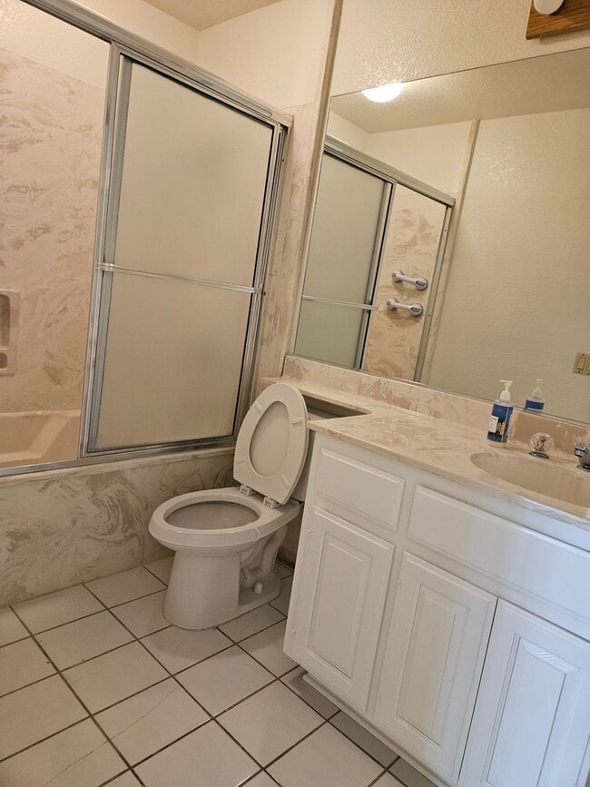 Foto del edificio - Light, bright and spacious 3 bedroom Coronado condo with garage!