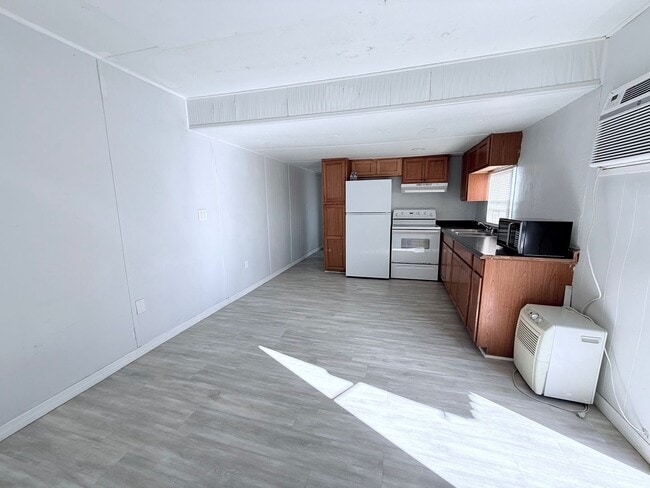 Building Photo - 607 49th Ave Terrace W