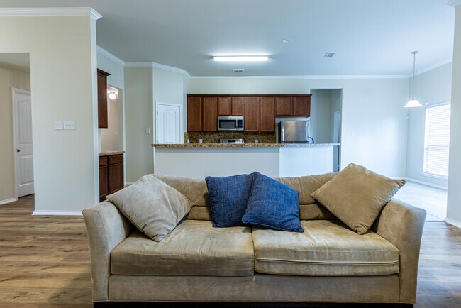 Foto del edificio - 1210 Woodside Ln