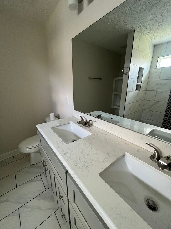 Foto del edificio - 3 bedroom plus a spacious bonus room home